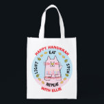 Sac Réutilisable Hanoukka Happy Chat, Lumière, Manger, Spin<br><div class="desc">Hanoukka Happy Chat, Lumière, Manger, Spin, sac blanc à 2 faces. Tous les éléments de conception peuvent être modifiés. Tout texte modifiable peut être supprimé et remplacé par votre propre message. Utilisez la couleur, la taille et le style de police préférés. Joyeux Hanoukka/Chanukah ! Style : Devenez écolo de sac...</div>