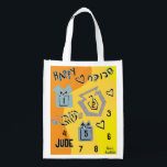 Sac Réutilisable Hanoukka Happy Dancing Dreidels<br><div class="desc">Hanoukka Happy Dancing Dreidels sac blanc à 2 faces. Tous les éléments de conception peuvent être modifiés. Tout texte modifiable peut être supprimé et remplacé par votre propre message. Utilisez la couleur, la taille et le style de police préférés. Joyeux Hanoukka/Chanukah ! Style : Devenez écolo de sac réutilisable et...</div>