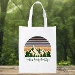 Sac Réutilisable Nature personnalisée Famille Vacances Forêt verte<br><div class="desc">Personnalisez votre propre voyage en famille sacs d'épicerie réutilisables pour entreprendre un voyage dans la nature cet été ou cet automne. Personnalisez avec votre nom de famille sous la forêt verte d'arbres et le coucher de soleil de montagne foncé pour un séjour cool pour votre groupe extérieur.</div>