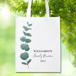 Sac Réutilisable Réunion de famille Eucalyptus moderne<br><div class="desc">Ce sac d'épicerie réutilisable de la famille Reunion est décoré avec une élégante typographie et une élégante aquarelle eucalyptus sprig. Facile à personnaliser. Utilisez l'outil de conception pour modifier la taille, le style ou la couleur du texte. Parce que nous créons notre oeuvre, vous ne trouverez pas cette image exacte...</div>