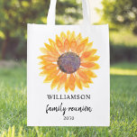 Sac Réutilisable Réunion familiale personnalisée<br><div class="desc">Ce sac d'épicerie réutilisable Family Reunion est décoré d'un tournesol jaune aquarelle. Facile à personnaliser. Utilisez l'option Personnaliser supplémentaire pour modifier la taille,  le style ou la couleur du texte. Parce que nous créons notre oeuvre,  vous ne trouverez pas cette image exacte d'autres designers. Aquarelle originale © Michele Davies.</div>