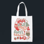 Sac Réutilisable Vibes Super de Noël Chanukah hanoukka<br><div class="desc">C'est un mash de vacances avec ce joli Holly Jolly Vibes & Happy Challah Days drôle sac cadeau réutilisable. Couleurs funky de rouge, rose et vert avec les icônes de Noël et Chanoukah ou Hanoukka, menorah, dreidel, arbre de Noël, réserve, lumières, étoile juive de David, et sucre de canne. Grand...</div>