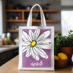 Sac Réutilisable Whimsical Daisy - orchidée - nom de script tendanc<br><div class="desc">Un dessin zen et fantaisiste d'une marguerite. Les lignes modernes sont dessinées à la main et comprennent des pétales blancs et un centre jaune pour la fleur. L'arrière - plan est un mauve pastel et doux - et le nom est un script tendance en blanc. Vous pouvez ajouter un nom,...</div>