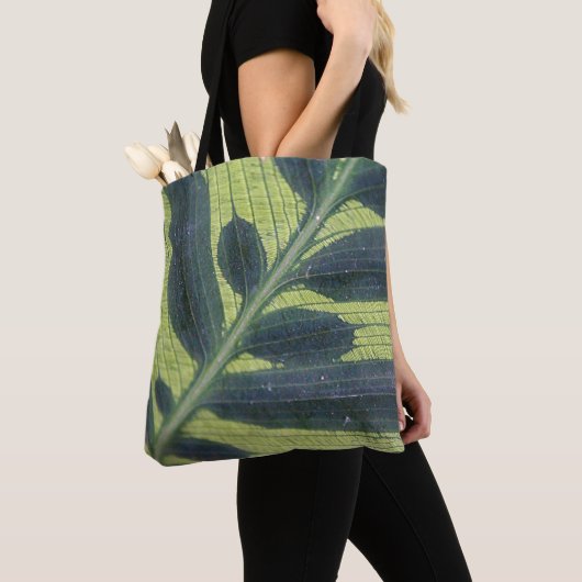 Sac vert feuillu avec la fleur sur l'inverse (De près)