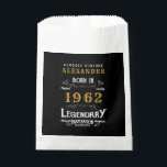 Sachets En Papier 60th Birthday 1962 Black Gold Ajouter Nom Retro<br><div class="desc">Un design de sac de faveur classique personnalisé pour cette fête d'anniversaire. Plus de cadeaux et de fournitures de fête disponibles avec le design "légendaire" dans le magasin.</div>