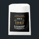 Sachets En Papier 60th Birthday 1962 Black Gold Ajouter Nom Retro<br><div class="desc">Un design de sac de faveur classique personnalisé pour cette fête d'anniversaire. Plus de cadeaux et de fournitures de fête disponibles avec le design "légendaire" dans le magasin.</div>