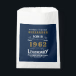 Sachets En Papier 60th Birthday 1962 Blue Gold Ajouter le nom Retro<br><div class="desc">Un design de sac de faveur classique personnalisé pour cette fête d'anniversaire. Plus de cadeaux et de fournitures de fête disponibles avec le design "légendaire" dans le magasin.</div>