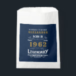 Sachets En Papier 60th Birthday 1962 Blue Gold Ajouter le nom Retro<br><div class="desc">Un design de sac de faveur classique personnalisé pour cette fête d'anniversaire. Plus de cadeaux et de fournitures de fête disponibles avec le design "légendaire" dans le magasin.</div>