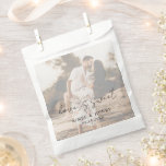 Sachets En Papier Aimee Rustic Script Mariage moderne<br><div class="desc">Sacs de faveur de mariage photo moderne avec un design simple avec "l'amour est doux" dans un script de style rustique avec vos noms et date mariage sur votre photo préférée avec une superposition opaque. Cet élégant sac cadeau de mariage avec un agencement minimaliste est parfait pour tout style de...</div>