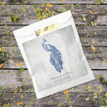 Sachets En Papier Blue Peacock mariage Favor sac<br><div class="desc">Donnez des faveurs de mariage pour vos invités avec un ensemble de Blue Peacock Wedding Favor Bag. Le design du sac présente un paon élégant contre un feuillage délicat et un arrière - plan grunge. Personnalisez avec les noms du marié et de la mariée avec la date du mariage. Papier...</div>