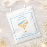 Sachets En Papier Bonne Hanoukka Menorah Cute Custom Party<br><div class="desc">Cute custom Happy Hanoukka parti faveur bag pour une famille juive ou un parti Chanukah avec une synagogue. Personnalisez avec votre nom de famille ou informations de groupe en bleu sous la jolie menorah or en écriture bleue.</div>