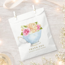 Bouquet de fleurs à l'aquarelle dans une tasse de