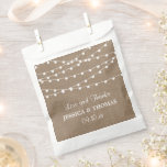 Sachets En Papier Collection de Mariages Rustic Burlap<br><div class="desc">Célébrez dans le style avec ces sacs de faveur de mariage élégants et très tendance. Le design est facile à personnaliser avec votre libellé d'événement spécial et vos invités seront ravis quand ils verront ces fabuleux sacs de faveur. Les éléments mariages correspondants se trouvent dans la collection.</div>