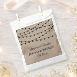 Sachets En Papier Collection de Mariages Rustic Kraft<br><div class="desc">Célébrez dans le style avec ces sacs de faveur de mariage élégants et très tendance. Le design est facile à personnaliser avec votre libellé d'événement spécial et vos invités seront ravis quand ils verront ces fabuleux sacs de faveur. Les éléments mariages correspondants se trouvent dans la collection.</div>