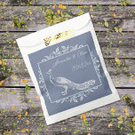 Sachets En Papier Dusty Blue Peacock Flourish Wedding Favor Bag<br><div class="desc">Faites passer des faveurs de mariage pour vos invités avec un ensemble de Dusty Blue Peacock Flourish Wedding Favor Bag. Le design du sac présente un élégant paon orné de fleurs. Personnalisez avec les noms du marié et de la mariée avec la date du mariage. Papier à lettres mariage supplémentaire...</div>
