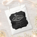 Sachets En Papier Elégant Las Vegas Destination Mariage<br><div class="desc">Célébrez dans le style avec ces sacs de faveur mariage élégants et très tendance de Las Vegas. Le design est facile à personnaliser avec votre libellé d'événement spécial et vos invités seront ravis quand ils verront ces fabuleux sacs de faveur. Les éléments mariages correspondants se trouvent dans la collection.</div>