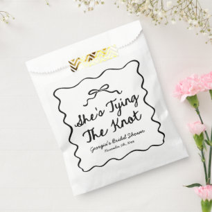 Sachets En Papier Elle est en train de nouer la Fête des mariées Whi
