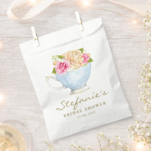 Fleurs à l'aquarelle dans une tasse de thé pour un