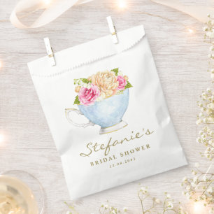 Sachets En Papier Fleurs à l'aquarelle dans une tasse de thé pour un