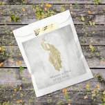 Sachets En Papier Gold Peacock mariage Favor sac<br><div class="desc">Donnez des faveurs de mariage pour vos invités avec un ensemble de Gold Peacock Wedding Favor Bag. Le design du sac présente un paon élégant contre un feuillage délicat et un arrière - plan grunge. Personnalisez avec les noms du marié et de la mariée avec la date du mariage. Papier...</div>