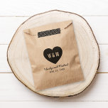 Sachets En Papier Gras élégant Monogram Heart Rustic Mariage<br><div class="desc">Sac de faveur rustique élégant kraft avec vos initiales contre un coeur gris foncé avec votre nom et date mariage en dessous. Il est facile de personnaliser ; vous pouvez remplacer le texte de l'espace réservé pour ajouter vos propres informations. Pour plus d'options comme changer la police, sa taille et...</div>