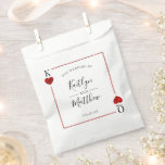 Sachets En Papier La collection de Mariages de cartes de jeu Monogra<br><div class="desc">Célébrez dans le style avec ces sacs de faveur de mariage élégants et très tendance. Le design est facile à personnaliser avec votre libellé d'événement spécial et vos invités seront ravis quand ils verront ces fabuleux sacs de faveur. Les éléments mariages correspondants se trouvent dans la collection.</div>