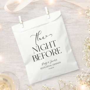 Sachets En Papier La Nuit Avant Le Dîner Minimal De La Répétition Ma