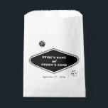 Sachets En Papier Las Vegas Casino Destination Mariage Noir Blanc<br><div class="desc">Un design mariage à thème unique dessiné à la main par Las Vegas Casino. Destination moderne Las Vegas, Nevada thème mariage avec cartes à jouer, casino de jeux d'argent illustrations à thème. Un design de sac cadeau de mariage Las Vegas noir et blanc idéal pour les mariages de casino. Des...</div>