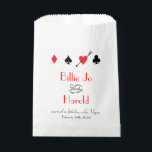 Sachets En Papier Love Struck à Las Vegas Mariage Favor Sac<br><div class="desc">Simple et élégant, ce sac de faveur de mariage à thème casino comprend les quatre costumes de carte en rouge classique et noir. Le coeur a été percé par des flèches comme un clin d'oeil enjoué à être frappé par l'amour. Ce sac cadeau est la touche finale parfaite à votre...</div>