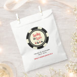 Sachets En Papier Lucky In Love Black Cream White Poker Chip Mariage<br><div class="desc">Vous vous mariez à Las Vegas ou dans une autre ville de casino amusante ? Ou avoir un mariage à thème casino ? Ces sacs "Lucky in Love" crémeux blancs et noirs rendraient un moyen parfait pour que vos invités emportent un cadeau de remerciement.</div>