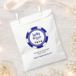 Sachets En Papier Lucky In Love Blue White Poker Chip Wedding Favori<br><div class="desc">Vous vous mariez à Las Vegas ou dans une autre ville de casino amusante ? Ou avoir un mariage à thème casino ? Ces sacs "Lucky in Love" bleus,  blancs et noirs rendraient un moyen parfait pour que vos invités emportent un cadeau de remerciement.</div>