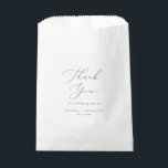Sachets En Papier Mariage de Merci de calligraphie argentée<br><div class="desc">Ces délicates calligraphies argentées vous remercient pour vos sacs de faveur de mariage sont parfaits pour un mariage moderne. Le design romantique minimaliste présente une belle et élégante typographie gris argenté sur un arrière - plan blanc à l'aspect épuré et simple. Personnalisez les sacs traitants avec un bref message de...</div>