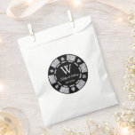 Sachets En Papier Mariage de Parties scintillant de poker en argent<br><div class="desc">Célébrez dans le style avec ces sacs de faveur de mariage modernes et très tendance. Ce design est facile à personnaliser avec votre libellé d'événement spécial et vos invités seront ravis quand ils recevront ces fabuleux sacs de faveur. Les éléments correspondants se trouvent dans la collection.</div>