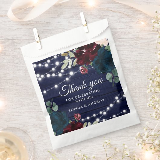 Sachets En Papier Marsala en bois rustique & Fleurs bleues de marine (Coupé)