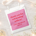 Sachets En Papier Merci Bat mitzvah moderne en rose personnalisé<br><div class="desc">Typographie Gras Personnalisée Bright Rose et Rouge Bat mitzvah moderne Merci Favoriser les Sacs</div>
