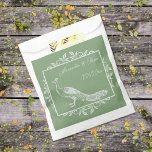 Sachets En Papier Moss Green Peacock Flourish Wedding Favor Bag<br><div class="desc">Faites passer des faveurs de mariage pour vos invités avec un ensemble de Moss Green Peacock Flourish Wedding Favor Bag. Le design du sac présente un élégant paon orné de fleurs. Personnalisez avec les noms du marié et de la mariée avec la date du mariage. Papier à lettres mariage supplémentaire...</div>