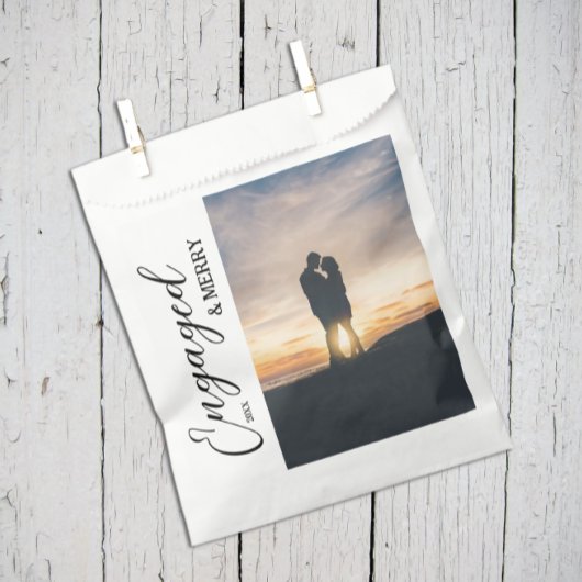 Sachets En Papier Photo de couple fiancé et joyeux