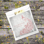 Sachets En Papier Pink Peacock Leaf Vine Wedding Favor Bags<br><div class="desc">Offrez des faveurs de mariage à vos invités avec un ensemble de Pink Peacock Leaf Vine Wedding Favor Bag. Le design du sac présente un arrière - plan gris clair avec un paon rose vif orné d'un embellissement en vigne. Personnalisez avec les noms du marié et de la mariée avec...</div>