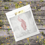 Sachets En Papier Pink Peacock mariage Favor sac<br><div class="desc">Donnez des faveurs de mariage pour vos invités avec un ensemble de Pink Peacock Wedding Favor Bag. Le design du sac présente un paon élégant contre un feuillage délicat et un arrière - plan grunge. Personnalisez avec les noms du marié et de la mariée avec la date du mariage. Papier...</div>