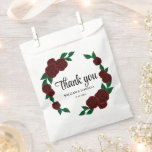 Sachets En Papier Romantic Fall mariage extérieur belle roses rouges<br><div class="desc">Ces sacs de faveur s'adressent à ceux qui apprécient la beauté intemporelle des couronnes roses et le désir d'insuffler à leur célébration l'enchantement de la beauté de la nature. Ce produit fait partie d'une collection. Veuillez consulter la collection pour explorer d'autres produits avec le même design :) Si vous avez...</div>