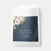 Sachets En Papier Roses blanches sur Mariage bleu Dusty (Devant)