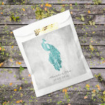 Sachets En Papier Sac de faveur de mariage Peacock turquoise<br><div class="desc">Faites passer des faveurs de mariage pour vos invités avec un ensemble Turquoise Peacock Wedding Favor Bag. Le design du sac présente un paon élégant contre un feuillage délicat et un arrière - plan grunge. Personnalisez avec les noms du marié et de la mariée avec la date du mariage. Papier...</div>