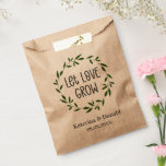 Sachets En Papier Sac de mariage de graines Rustic Let Love Grow<br><div class="desc">Laissez l'amour grandir Mariage . Ajoutez une touche amusante de couleur et un style unique à vos faveurs de mariage ou de shower de mariage. Un sac de faveur de shower de mariage est un excellent ajout à la planification de la fête. Ces sacs uniques seront facilement utilisés comme un...</div>