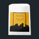 Sachets En Papier Table de cookies Mariage de Pittsburgh noir et or<br><div class="desc">Ces élégants sacs de faveur de mariage en noir et or sont dotés d'un arrière - plan motif texturé en or, et d'une ligne d'horizon graphique noire de la ville de Pittsburgh. Le sac dit "Remplissez ce sac à notre table de biscuits" afin que vous puissiez partager votre tradition de...</div>