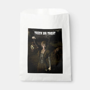 Sachets En Papier Trick or Treat. Femme mince portant une lampe
