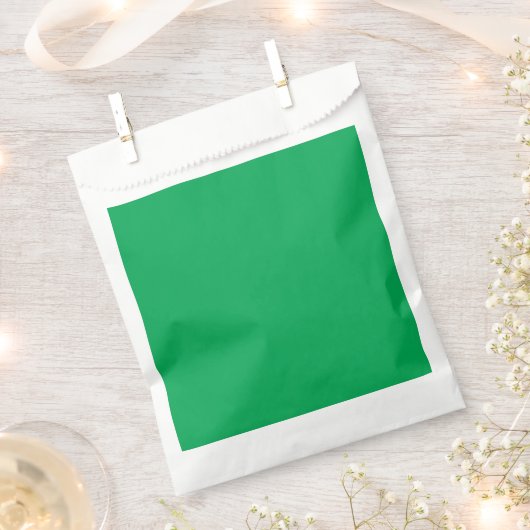 Sachets En Papier un arrière - plan vert avec un (Coupé)