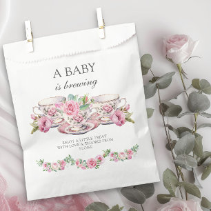 Sachets En Papier Un bébé est en train de brasser des tasses de thé