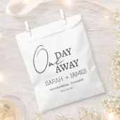 Sachets En Papier Un Mariage Simple Un Jour Avant Le Dîner De Répéti (Coupé)