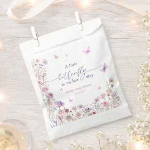 Sachets En Papier Un Petit Papillon Se Trouve Sur Le Chemin Du Baby 