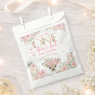 Sachets En Papier Une fille d'un an adorable avec un faon rose
